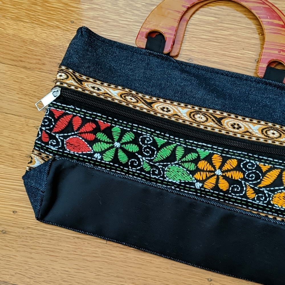 Embroidered purse - Picture 2 of 3